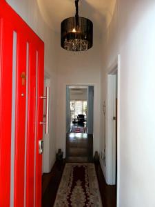 Cozy and Peaceful home surrounding by cafes and restaurants