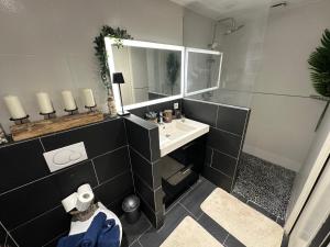 B&B / Chambres d'hotes Chambre independante climatisee et salle de bain privative : photos des chambres