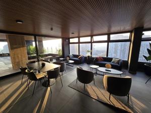 19th floor mountain view Free Parking