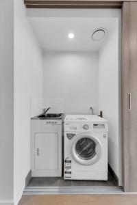 Amazing city view 2BR Apt Mel CBD Free Parking