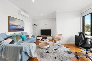 Chic 3BR House Near Box Hill