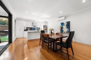 Chic 3BR House Near Box Hill