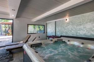 Villa Vita, a Lush Romantic Retreat in a private Forest