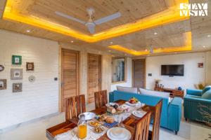 StayVista at Petal Perch 4 BR with Bonfire, Gazebo in Kasauli