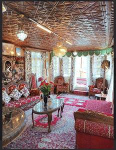 Houseboat young Minar