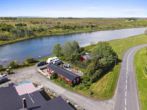 Cozy house by the river Ytri Rangá
