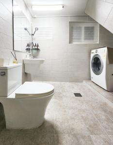 Open Special Korean Style 8 people 5 minutes walk from Jeonpo Station Cafe Street Seomyeon 17minutes from Airport 13 minutes from KTX,1 minute from BIFC