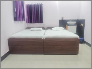 HOTEL R-A-M-A-S-I-S-H K-U-T-I-R Near Kashi Vishwanath Temple - Offers Air Conditioned Rooms With Wifi -Best Hotel In Varanasi