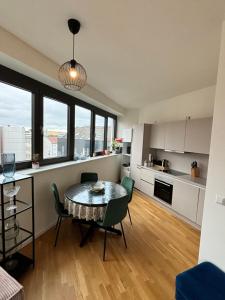 Check Point Charlie Luxury Apartment with Balcony