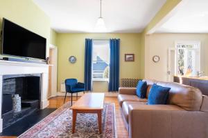 Rose Cottage - Charming Haven near CBD & Waterfront