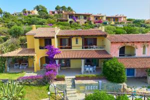 Due bilocali ristrutturati nel 2025 con vista panoramica su Porto Ottiolu