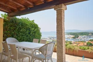 Due bilocali ristrutturati nel 2025 con vista panoramica su Porto Ottiolu