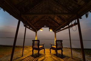 Alaya Stays Vembanad House Heritage Lakeside Villa with Garden