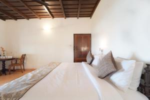 Alaya Stays Vembanad House Heritage Lakeside Villa with Garden
