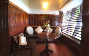Alaya Stays Vembanad House Heritage Lakeside Villa with Garden