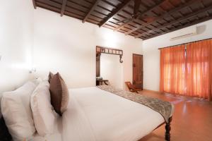 Alaya Stays Vembanad House Heritage Lakeside Villa with Garden