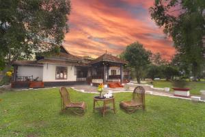 Alaya Stays Vembanad House Heritage Lakeside Villa with Garden