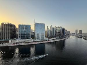 Panoramic Canal & Burj Khalifa View Luxury 1BR in Business Bay - Apartmány, Dubaj
