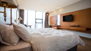 j square hotel