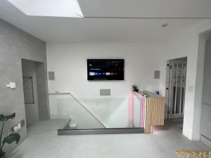 Modern Two Bedroom Apartment with Seperate Rooms and Free Parking in Greenwich