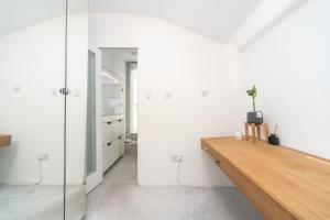 Modern Two Bedroom Apartment with Seperate Rooms and Free Parking in Greenwich