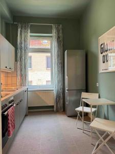 CLS Große City Altbau Wohnung für 4 Personen mit XXL Dusche, neues Bad, Dielen, Schlafsofa 160x200 mit 20cm Matratze, Smart TV & schnellem WLAN in Hildesheim Ost, Nespresso Maschine inklusive Kapseln, Nähe HAWK, Uni, Bosch, Ostbahnhof, A7