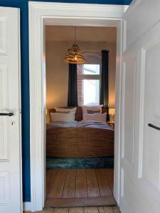 CLS Große City Altbau Wohnung für 4 Personen mit XXL Dusche, neues Bad, Dielen, Schlafsofa 160x200 mit 20cm Matratze, Smart TV & schnellem WLAN in Hildesheim Ost, Nespresso Maschine inklusive Kapseln, Nähe HAWK, Uni, Bosch, Ostbahnhof, A7