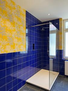 CLS Große City Altbau Wohnung für 4 Personen mit XXL Dusche, neues Bad, Dielen, Schlafsofa 160x200 mit 20cm Matratze, Smart TV & schnellem WLAN in Hildesheim Ost, Nespresso Maschine inklusive Kapseln, Nähe HAWK, Uni, Bosch, Ostbahnhof, A7