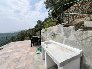 WELCOME RIVIERA - Casa Maria Casa Indipendente in Collina con vista ,98 Gradini per raggiungerla a scendere e salire, Wi-Fi Gratuito Incluso