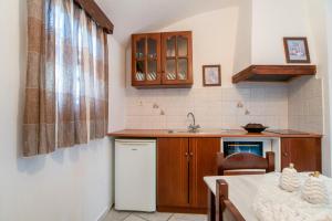 Sunrock Suites - Villa Menexes