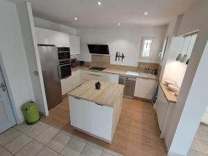 Villas Villa au calme, jardin, piscine, jacuzzi : photos des chambres