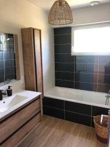 Grande maison bretonne entre campagne et mer