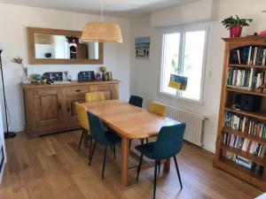 Grande maison bretonne entre campagne et mer