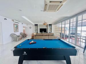 Beach-Front Family Bungalow with Seaview Pool, KTV, Pool, PS5, Speaker System, BBQ & more!!