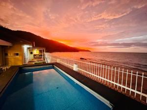 Beach-Front Family Bungalow with Seaview Pool, KTV, Pool, PS5, Speaker System, BBQ & more!!