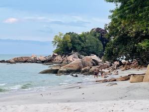 Beach-Front Family Bungalow with Seaview Pool, KTV, Pool, PS5, Speaker System, BBQ & more!!