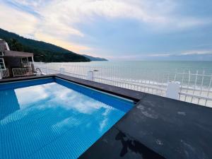Beach-Front Family Bungalow with Seaview Pool, KTV, Pool, PS5, Speaker System, BBQ & more!!