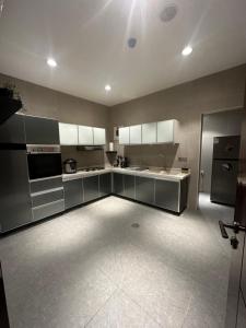 شقة بصالة أنيقة وغرفتين نوم - Elegant living room apartment with two bedrooms