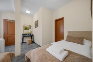 Hotel Reverie - Dependance, Check-in at Metropolitan Star