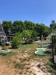 Roulotte au bord du canal du midi argeliers