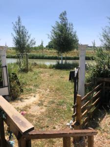 Roulotte au bord du canal du midi argeliers