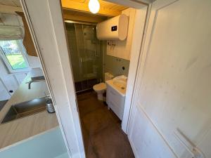 Czerwony domek w Słońcu Mazur