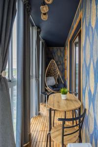 Spacious Apartment for 4 People with Air Conditioning by Noclegi Renters