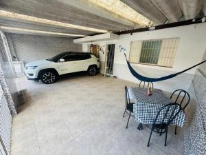 Casa de 2 Quartos à 5 min a Pé da Praia, com Churrasqueira e 3 Vagas de Garagem