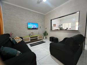 Casa de 2 Quartos à 5 min a Pé da Praia, com Churrasqueira e 3 Vagas de Garagem