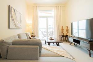 2BR Spacious Pearl with Stunning City Views - Holiday Boulevard