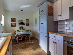 2 bed in Shereford KT156