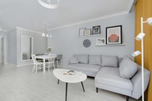 Family Apartment with Large Balcony and 2 Parking Spaces by Noclegi Renters