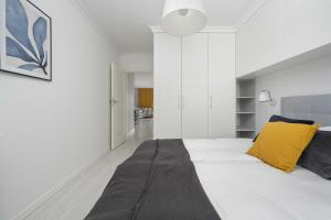 Family Apartment with Large Balcony and 2 Parking Spaces by Noclegi Renters