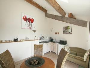 Maisons de vacances Very nice cottage with studio on a domain with heated pool : photos des chambres